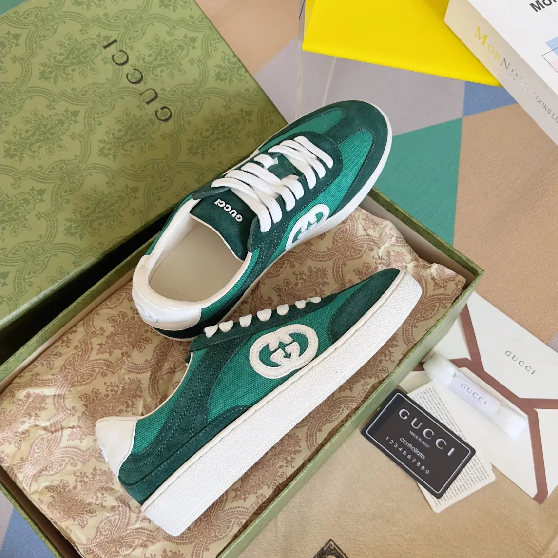 👟👟Ex-factory price 520👟👟Gucci Gucci's latest double G couple style casual sports shoes moral training shoes original purchase development and production production using innovative stitching technology to create a flowing texture like water. The leather design is paired with three-dimensional interlocking double-G leather patches and Gucci letter accessories, creating a free flowing texture of the entire shoe with a 3D effect. Fabric: Original custom imported first-layer cowhide. Lining: Original imported breathable mesh lining. Sole: Original molded T👟👟Ex-factory price U material. Size: 35-40# Men's model 39-45#
